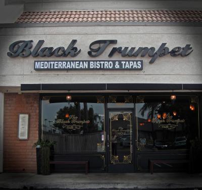 ２０１７　ハンティングトン　ビーチ　食べある記：　黒いトランペット  Black Trumpet Bistro　