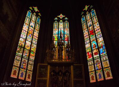 百塔の街プラハ滞在記（４）　精緻で色鮮やかなガラス絵に囲まれた聖なる空間、聖ヴィート大聖堂