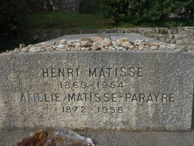 マティス美術館の開館前に，マティスのお墓参りをしました。ついでに（失礼）ほかの有名人のお墓も。