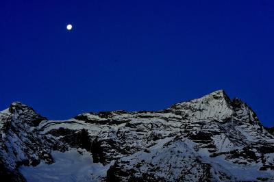 エベレストビュー トレッキング　２ナムチェバザールの夜明けとナムチェの町