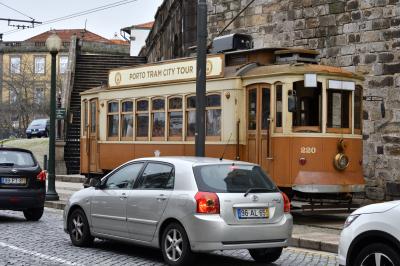 ユーラシア大陸最西端の国ポルトガルと初めに少し2回目のスペイン1人旅 その6：ポルト編② カテドラル，ボルサ宮とアズレージョ美しき教会