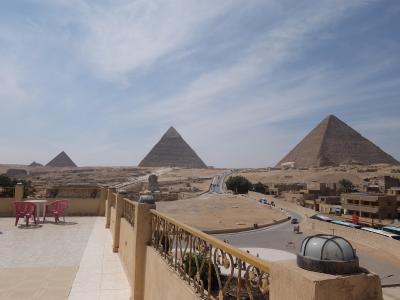 エジプト2017・・・（1）部屋のドアを開くとスフィンクスにピラミッド