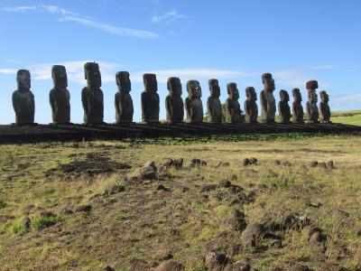 チリ　「行った所・見た所」　イースター島「アフトンガリキ」と「ラノララク」でモアイ像を見物