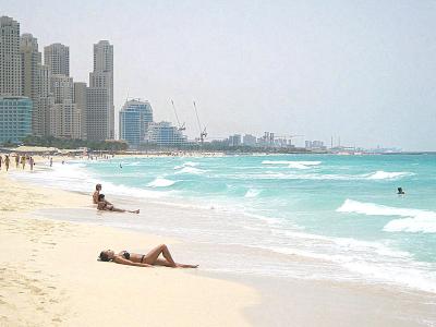 大都会のビーチとは思えない美しさ；　ジュメイラ・ビーチ＠ドバイ・マリーナ / Jumeirah Beach