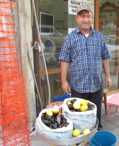 イズミール（トルコ）でミディエ・ドルマ(Midye Dolma)を食す