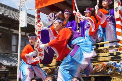 小鹿野春祭りとちょい秩父札所の旅～小鹿野は、歌舞伎と羊羹とソースかつ丼の街。手古舞に先導されて、華やかな飾りつけの屋台と傘鉾が町内を巡行しますが、その合間に見る田舎歌舞伎も見逃せません～