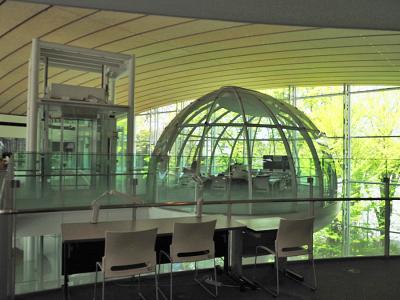 坂茂氏設計の成蹊大学情報図書館とギャラリー間の「SHIGERU BAN : PROJECTS IN PROGRESSへ