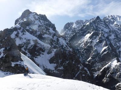 春を迎えた剱岳へ~小窓尾根より~