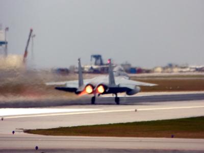 ２４．プロ野球沖縄キャンプを訪ねる読谷２泊　那覇空港を行き交う飛行機 Ｆ－１５Ｊ イーグルの離陸　那覇～羽田ＪＡＬの翼の空の旅その１