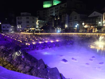 ライティングされた幻想的な湯畑を、そぞろ歩きして楽しむ草津温泉