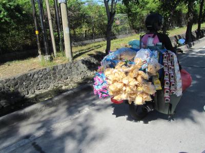 バリ島、バイクで物を運ぶ