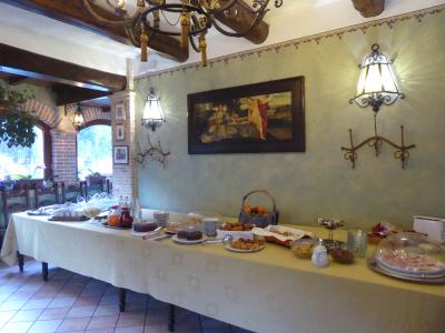 春の優雅なアブルッツォ州/モリーゼ州　古城と美しき村巡りの旅♪　Vol35(第3日)　☆Celano：チェラーノの高級ホテル「Hotel Le Gole」の素敵な朝食♪