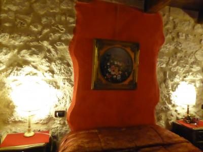 春の優雅なアブルッツォ州/モリーゼ州　古城と美しき村巡りの旅♪　Vol67(第3日)　☆Castel del Monte：素敵なホテル「La Locanda Della Streghe」のスイートルームは夜の雰囲気がいい♪