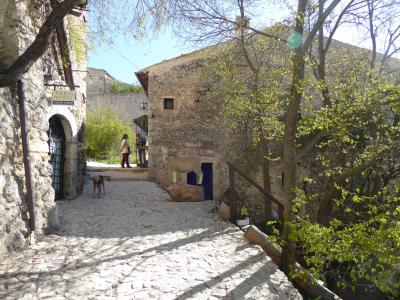 春の優雅なアブルッツォ州/モリーゼ州　古城と美しき村巡りの旅♪　Vol75(第4日)　☆Calascio：美しきカラーショ城（ロッカ・カラーショ）へ♪小さな村を抜けて♪