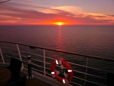 ４日目：終日航海・夕日・夕食：MSCマニフィカ号で行く：常春の楽園カナリア諸島とマデイラ島を巡るクルーズ１５日間