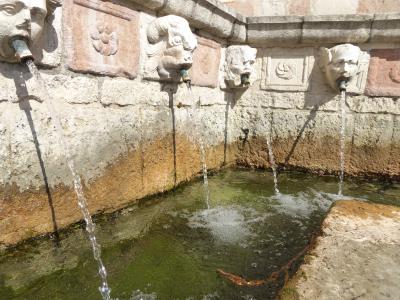 春の優雅なアブルッツォ州/モリーゼ州　古城と美しき村巡りの旅♪　Vol94(第4日)　☆L'Aquila：ラクイラの美しい噴水「Fontana delle 99 Cannelle」を眺めて♪