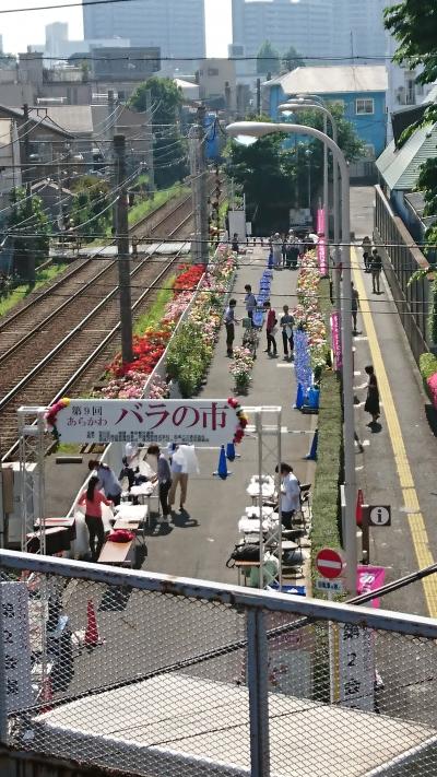 京成本線　町屋駅から見かけた「バラの市」