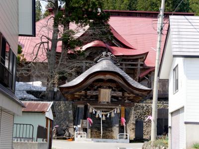 2017.4鶴岡・湯殿山・月山一人旅6-月山湖で昼食，月山湖大噴水，岩根沢三山神社，口ノ宮湯殿山神社　