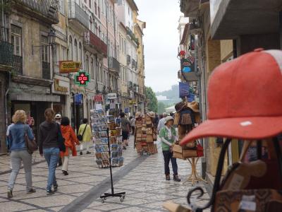 コインブラ街歩き。Emídio Navarro 通りが歩行者天国の銀座通りです。