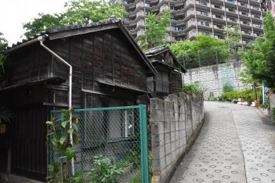 六本木・麻布の「すり鉢地形」に残る昭和の木造住宅と煙突屋根（東京）