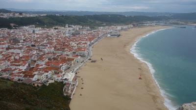 ナザレの海岸線を丘の上から望む。絶景です。世界一の眺望です。ニースよりすごい。