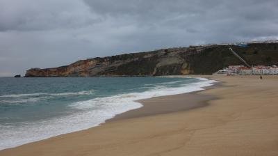 ナザレは小ニース。海岸沿いのプロムナードが気持ちいい。砂浜もおおきく，きれいです。