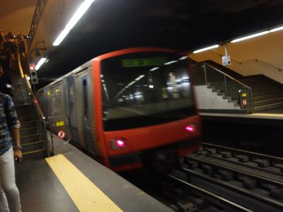 せっかく１日券を買ったのですから，メトロに乗りましょう。