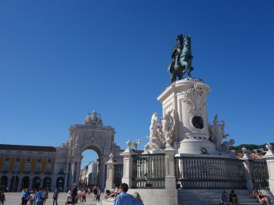 リスボンの街歩きの大団円。コメルス広場からロッシ広場まであるき，バスでホテルに帰る。