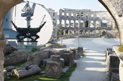 古代ローマ、中世、ルネサンス、現代が混在するプーラ