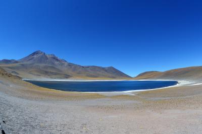 乾いた大地の奇跡を、１５　アンデスの高地に佇む青い湖　  