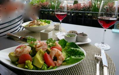 スイス・ジュネーヴの噴水が見えるレストラン【スイス情報.com】