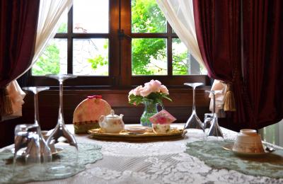 バラのトップシーズンに軽井沢へ（２）～アンティークな隠れ家ホテル 《ルゼ・ヴィラ》　バラに囲まれて過ごす贅沢な時間