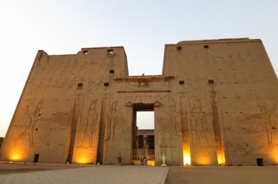 カイロからアスワンへ。優雅に遺跡クルージング！