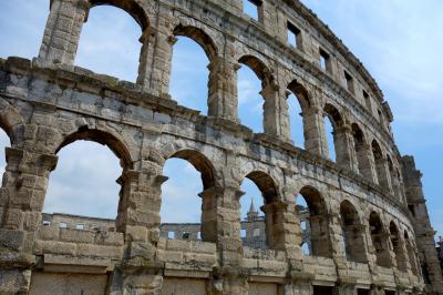 アルプスからアドリア海へ、イストラ半島経由の旅【10】(ローマ遺跡が残るプーラと中世の村バーレ+ベネチア移動編）