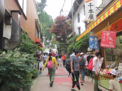 日の出・御岳縦走１５キロ（３）御岳神社前で。