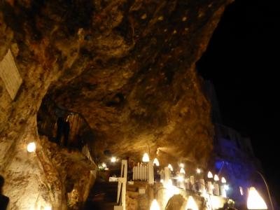 プーリア州優雅な夏バカンス♪　Vol60(第4日)　☆Polignano A Mare：絶景レストラン「Grotta Palazzse」夜景の洞窟から眺めて♪