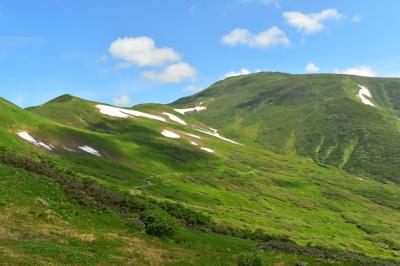 東北・月山　雄大な稜線と無数の高山植物咲く　夏山登山