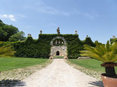 プーリア州優雅な夏バカンス♪　Vol78(第5日)　☆Conversano：美しい古城「Castello di Marcione」　広大な庭園と城門が素晴らしい♪