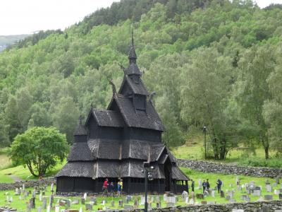 バス(夏季限定)を使ってフィヨルドの木造教会・Borgund Stave Church を見に行く