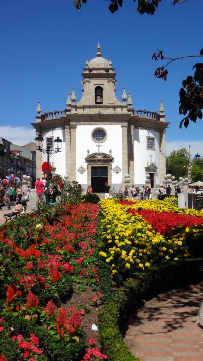 スペイン・ポルトガル、じっくり女一人旅　(15) バルセロス、花に囲まれた教会に、陽光ふり注ぐ小さな町