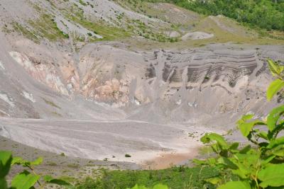 有珠山の外輪山遊歩道から眺める火口と噴火湾の大パノラマ絶景（北海道）