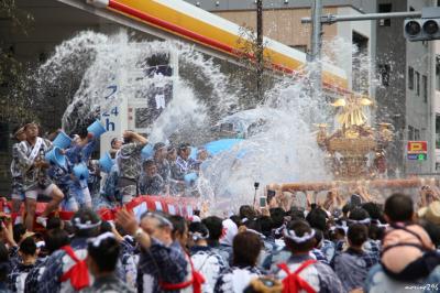 深川八幡祭写真集 昭和56年 下町タイムス社 水かけ祭り 富岡八幡宮例大祭 富岡八幡宮例大祭「深川八幡祭り」（2024年） | 豪快な水かけ