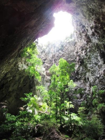 厳しい階段状山道を登ると絶景洞窟【 Phraya Nakhon Cave/HuaHin】　8月/2017