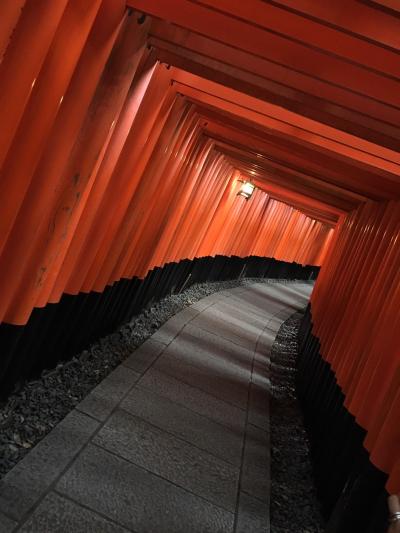 夕暮れ時の京都伏見稲荷大社