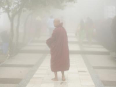 ゴールデンロック。早朝、超弩級タイ美人、タイの紅天女の kha カー。そしてチャイティヨ参拝。朝は霞の中。昼は晴れ。神秘の仏教ワールド。