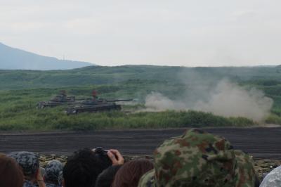 平成29年度陸上自衛隊　富士総合火力演習　　初めて見る火を噴く戦車にビックリ！
