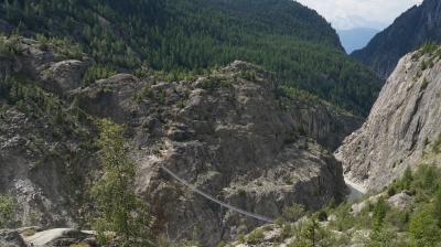 96　アレッチ氷河末端の吊り橋  Suspension bridge in Aletsch