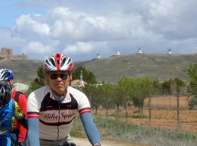 D4 トレド観光後、コンスエグラから風車を背にラマンチャ平原を走る