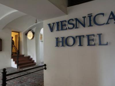 ラトヴィアへ！　その８　公道を囲むように建つ少し変わった配棟のホテルに泊まりました。メインの建物が元修道院で、宿泊したのはアパートなんです。