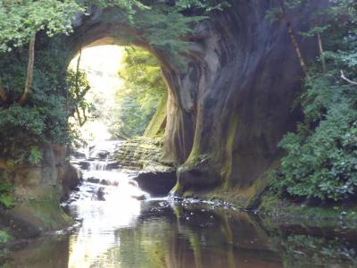 最近話題の亀岩の洞窟散策